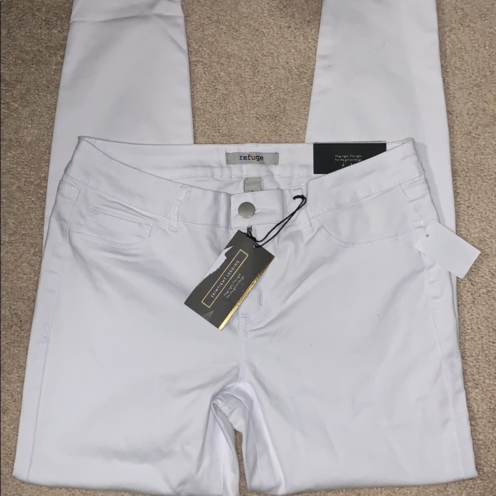Skintight white leggings